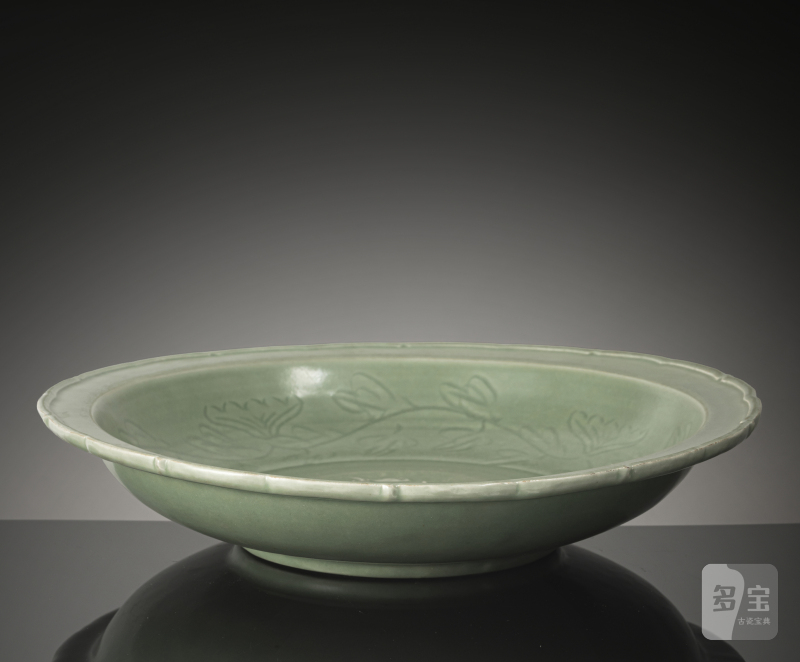 A floriform celadon qilin relief charger - 图2